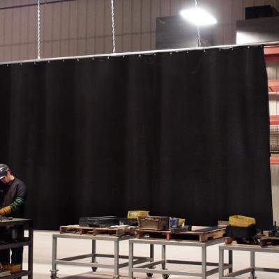 CORTINA DE SOLDADURA A MEDIDA MONTADA