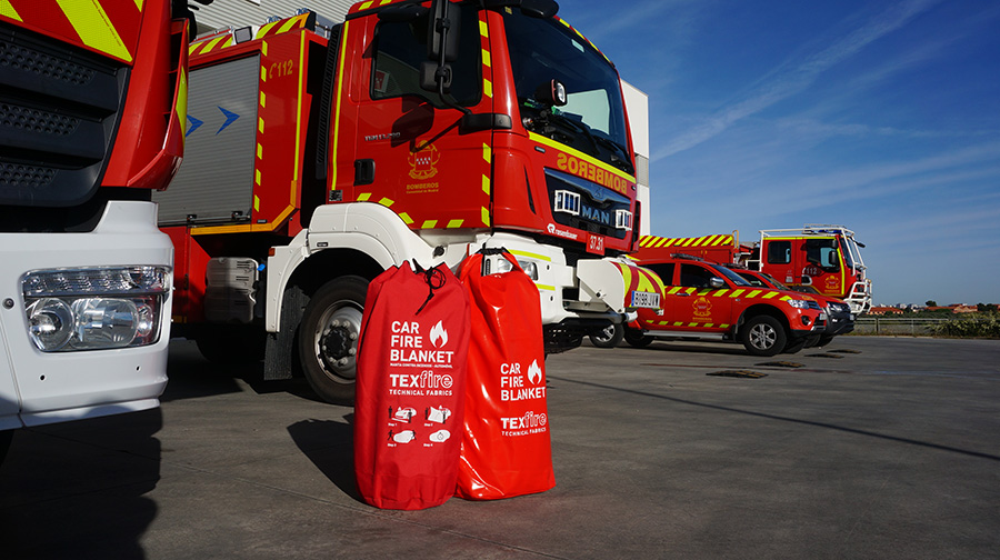 Die Feuerlöschdecke für Elektroautos im Feuerwehrpark